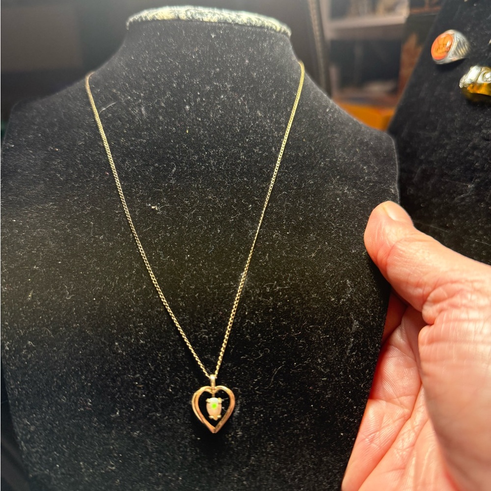 Source Unknown Gold Heart Pendant Necklace with Green Stone